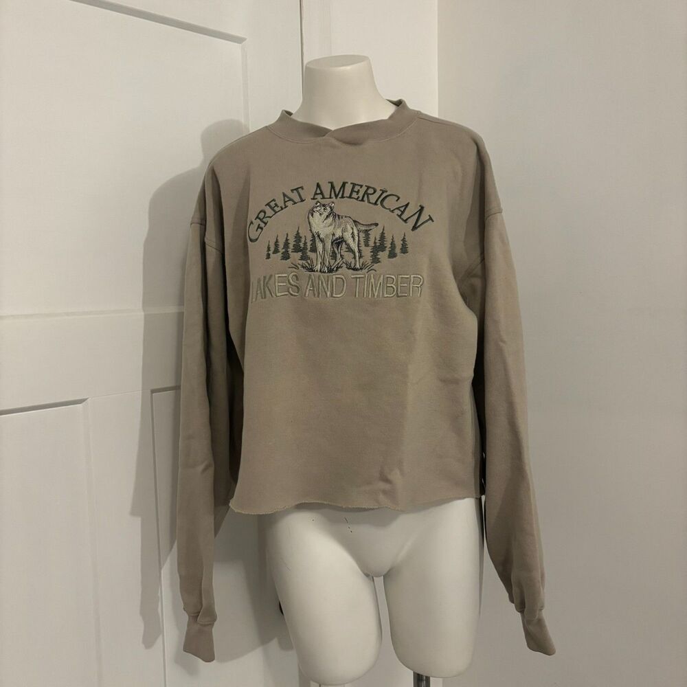 Great Lakes and Timbers size Large Cropped Beige Embroidered Wolf Sweatshirt